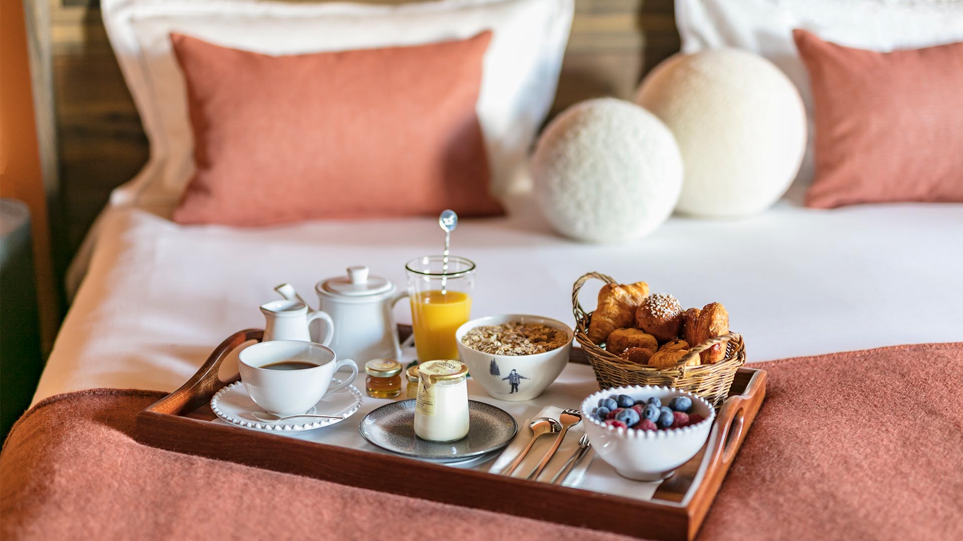 Breakfast in bed: 10 dreamy hotel room service spreads | Small Luxury  Hotels of the World